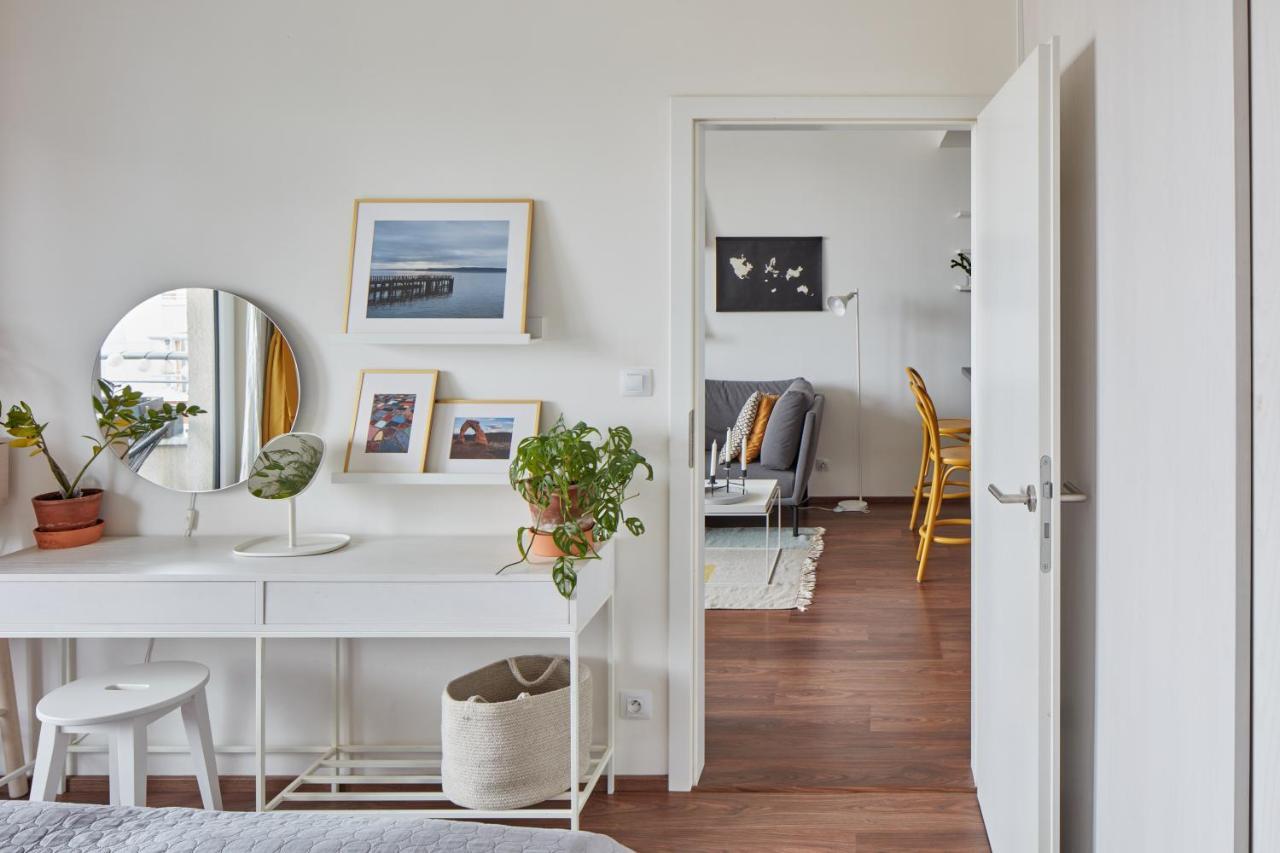 Days - Bright Interior - Free Parking - Spacious Layout Apartment Prague